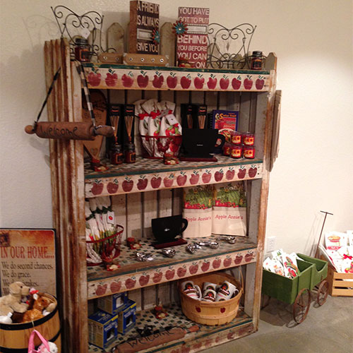 Explore the Apple Annie's Country Store for great gifts, decor items, holiday decor, and delicious jar goods!