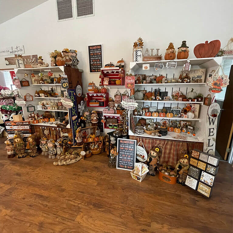 Explore the Apple Annie's Country Store for great gifts, decor items, holiday decor, and delicious jar goods!